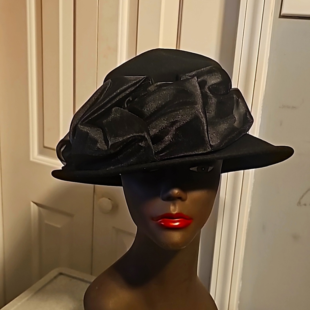 NWOT Betmar New York Designer Luxury Hat, Black w/Satin Large Bow, Wool / Felt